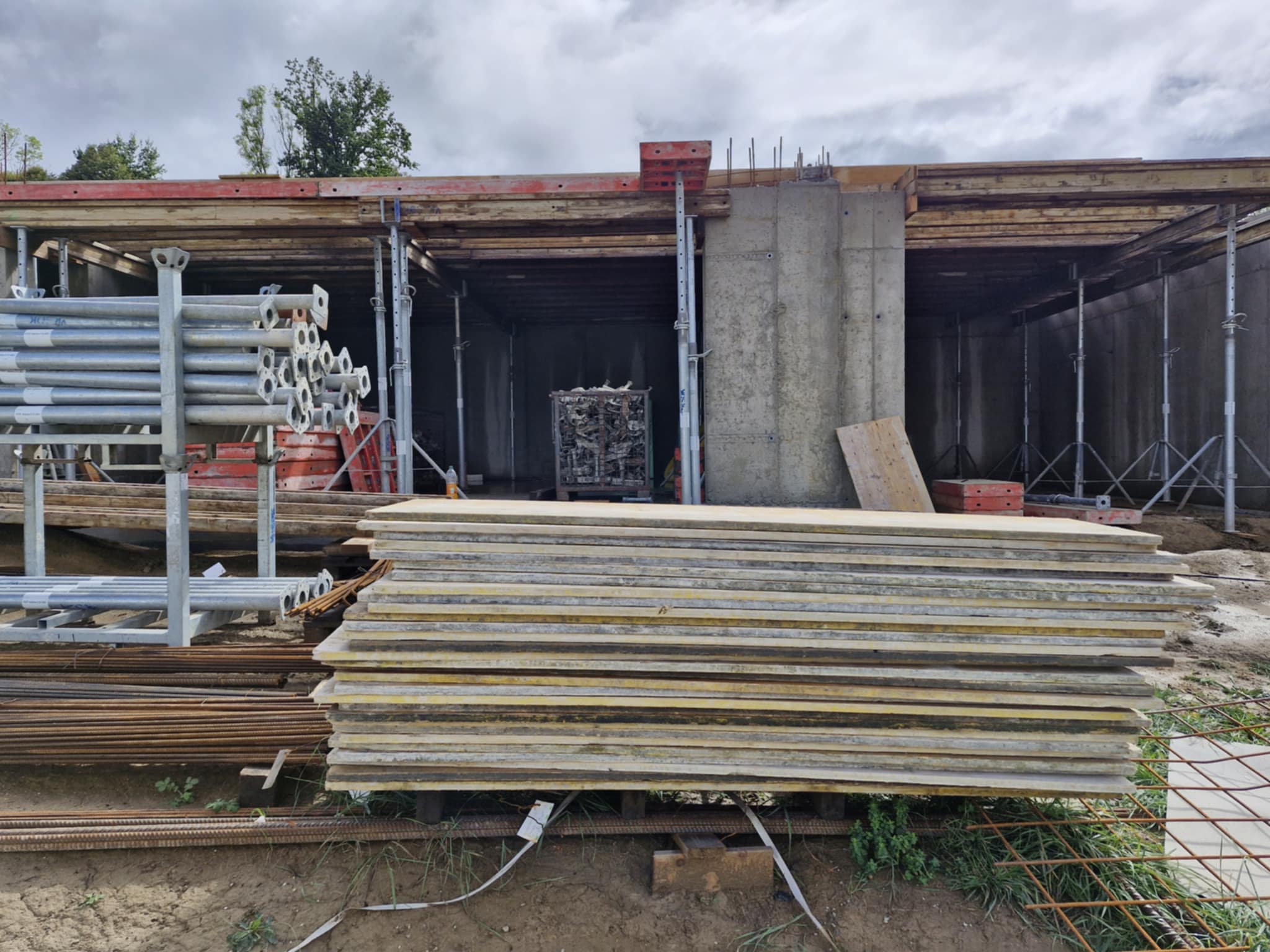 Stropné debnenie a stojky prenájom